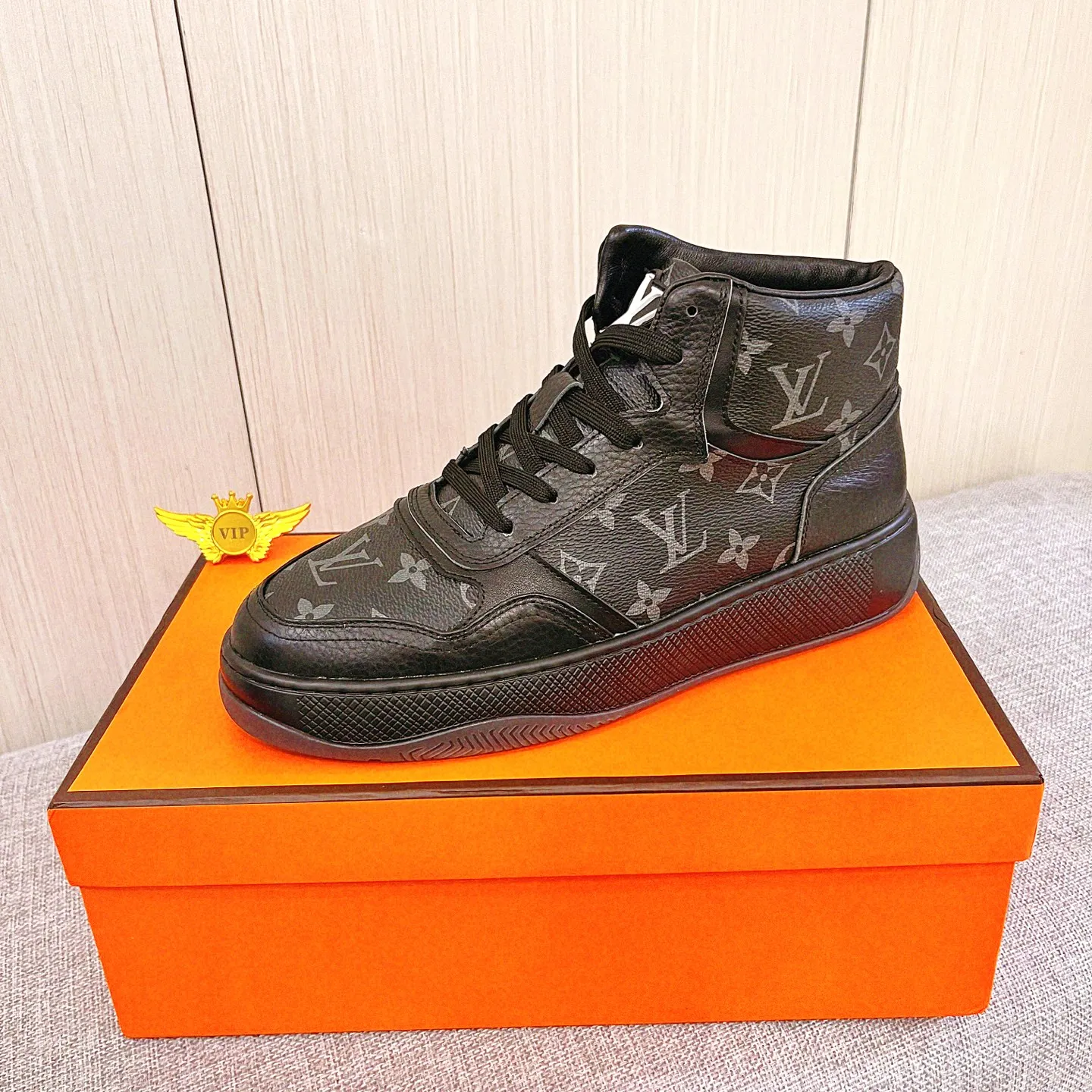 Men's shoes💰 460💰[LV]🔥Louis Vuitton, high-end men's shoes brand, official website 1:1 latest masterpiece: the upper is made of Italian imported first-layer cowhide with a comfortable and breathable lining➕original non-slip and wear-resistant outsole🔥, making walking more convenient and comfortable! An exclusive new model, a stunning work, a beautiful 1:1 replica [color] compared to the official quality! Create a fashionable personality to set off your uniqueness! A must-have for trendy men! Classic 🔥Size: 38-44 Color: 🔥 2⃣️colors available🔥